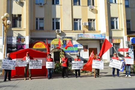 Республика Калмыкия. В Элисте прошла акция памяти защитников Дома Советов 