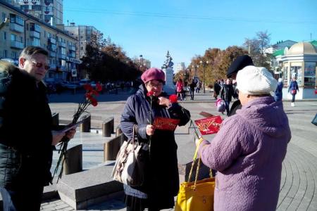 Белгородские коммунисты поздравили горожан красными гвоздиками с Днем рождения комсомола и провели социальный опрос