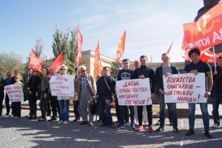Сталинградские коммунисты приняли участие во Всероссийской акции "Не забудем, не простим!"
