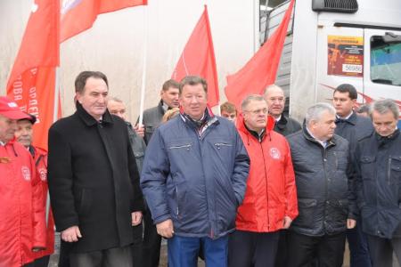 «За мир на Украине! За победу наших братьев!» Коммунисты отправили сорок третий гуманитарный конвой для жителей Новороссии