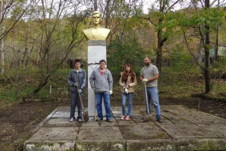 Приморские комсомольцы восстановили памятник Сергею Лазо на острове Русский