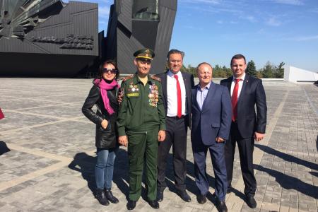 ДНР. Депутат-коммунист В.И. Бессонов поздравил курсантов Донецкого общевойскового командного военного училища с принятием воинской присяги