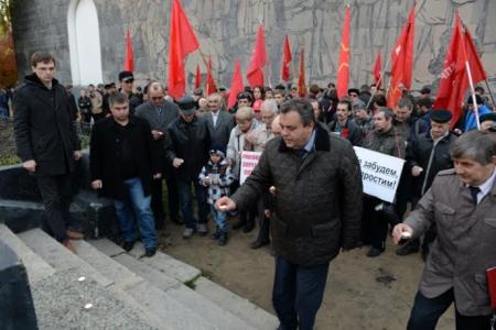 Жители Новосибирска почтили память защитников Верховного Совета