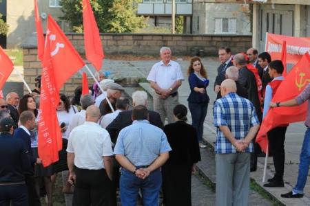 Коммунисты Кабардино-Балкарии вышли на митинг, посвященный трагическим событиям 3-4 октября 1993 года