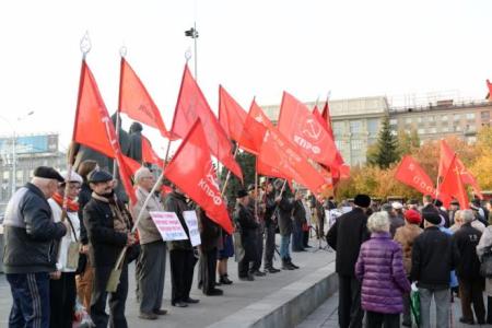 Жители Новосибирска почтили память защитников Верховного Совета