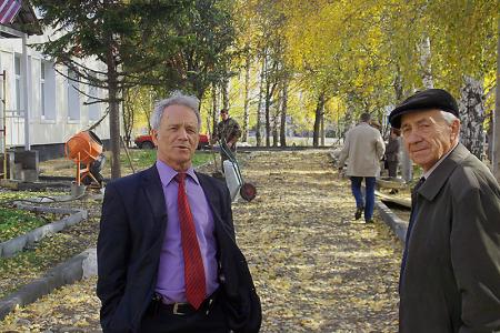 С.И. Юрченко проверил, как выполняется ремонт Солтонской больницы в Алтайском крае