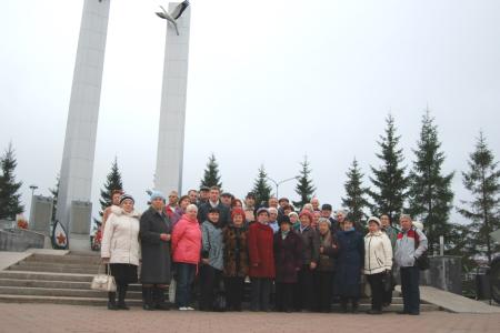 Свердловские коммунисты в День пожилого человека провели для ветеранов экскурсию в военный музей