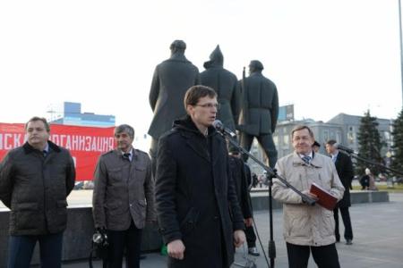 Жители Новосибирска почтили память защитников Верховного Совета