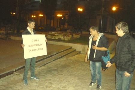 С утра и до позднего вечера тульские коммунисты проводили пикеты в память о защитниках Белого Дома