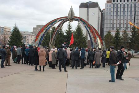 Тюменские коммунисты провели митинг в честь 97-летия ВЛКСМ