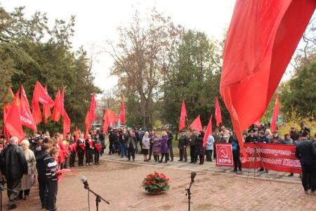В Симферополе прошёл митинг-концерт в честь 95-й годовщины установления Советской власти в Крыму