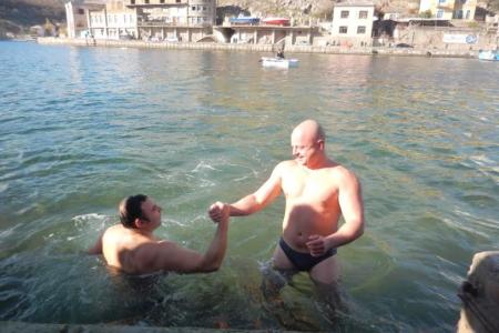 Севастопольские коммунисты провели фестиваль зимнего плавания, посвящённый 98-й годовщине Великой Октябрьской социалистической революции