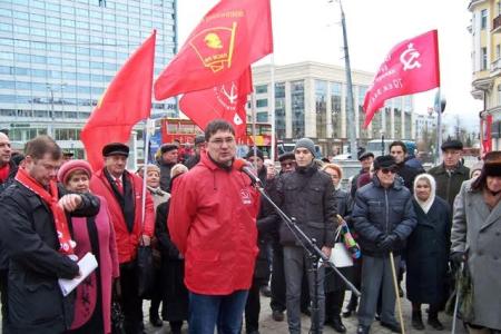 Татарстанское региональное отделение КПРФ отметило 98-ю годовщину Великой Октябрьской социалистической революции митингом и массовым шествием