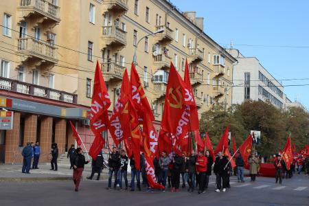 Праздник Великого Октября сталинградские коммунисты отметили шествием по центральным улицам Волгограда