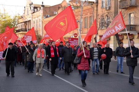Астраханские коммунисты провели шествие и митинг, посвящённые 98-ой годовщине Великой Октябрьской социалистической революции 