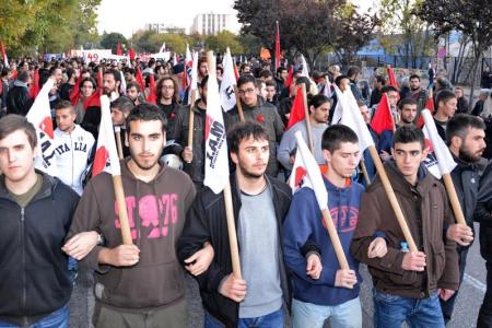 По всей Греции прошли в митинги в очередную годовщину восстания студентов в Афинах. Массовая манифестация у стен американского посольства – ясный сигнал против участия в империалистических планах
