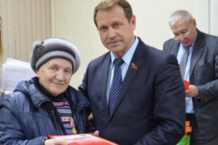 Нижний Новгород. Депутат-коммунист Госдумы А.П. Тарнаев встретился с "детьми войны" Канавинского района