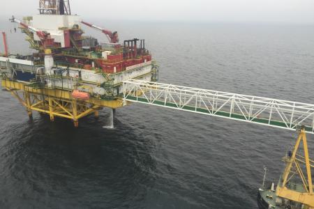 Олег Лебедев посетил нефтяную платформу Д-6 в Балтийском море