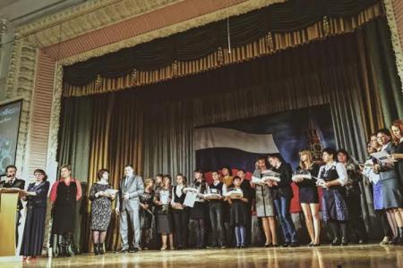 Челябинские депутаты-коммунисты наградили учеников - призёров конкурса «Наши деды ковали  Победу»