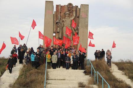 В Крыму прошёл автопробег в честь 95-й годовщины освобождения полуострова от белогвардейцев