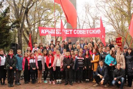 В Симферополе прошёл митинг-концерт в честь 95-й годовщины установления Советской власти в Крыму
