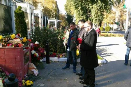 Лидеры Комсомола России, Украины и Молдовы возложили цветы у посольства РФ в Кишинёве в память о погибших в авиакатастрофе