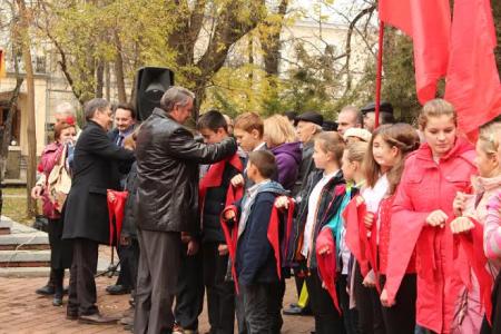 В Симферополе прошёл митинг-концерт в честь 95-й годовщины установления Советской власти в Крыму