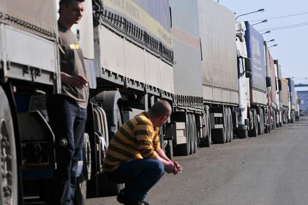 «Газета.Ru»: «Мы тут стоим за всех россиян». Как в регионах мешают протестующим дальнобойщикам добраться до Москвы