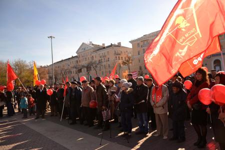Астраханские коммунисты провели шествие и митинг, посвящённые 98-ой годовщине Великой Октябрьской социалистической революции 