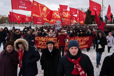 В годовщину Великой Октябрьской революции свердловские коммунисты провели массовый марш протеста!