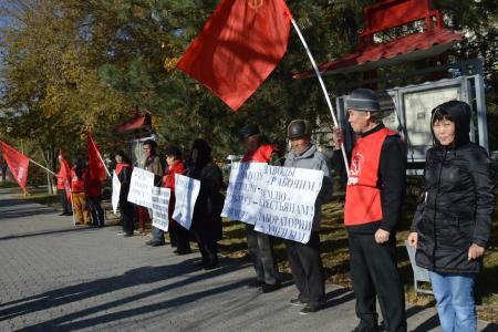 Республика Калмыкия. Коммунисты отметили 98-ую годовщину Октябрьской революции