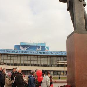 Республика Крым. Праздничная демонстрация в день Великого Октября в Симферополе