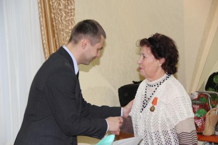 Лидер коммунистов республики Коми Олег Михайлов накануне праздника Великого Октября поздравил ветеранов