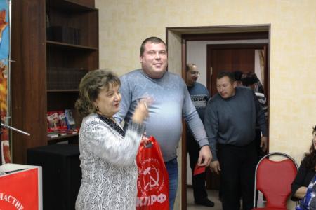 В Саратовском обкоме КПРФ состоялось торжественное собрание, посвящённое Дню матери