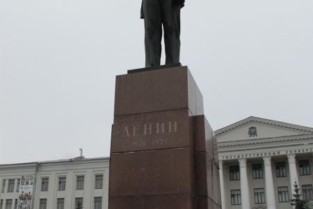 7 ноября псковичи возложили цветы к памятнику В.И. Ленину и почтили память погибших в авиакатастрофе