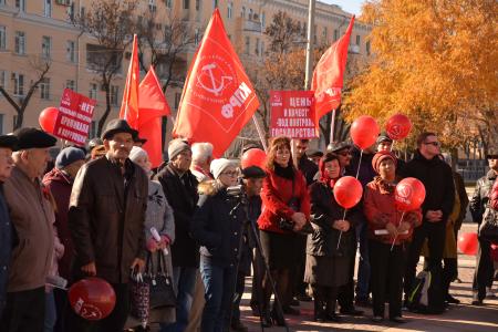 Астраханские коммунисты провели шествие и митинг, посвящённые 98-ой годовщине Великой Октябрьской социалистической революции 