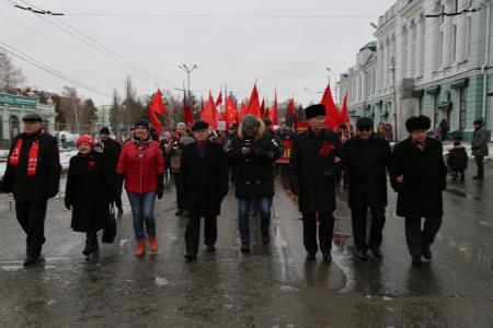 В Омске состоялись шествие и митинг, посвященные 98-й годовщине Великого Октября