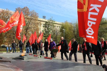 Праздник Великого Октября сталинградские коммунисты отметили шествием по центральным улицам Волгограда