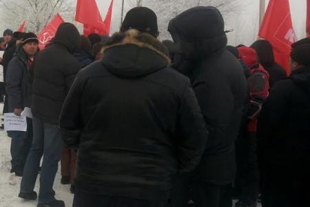 Республика Хакасия: "Налог Ротенберга" – заплати или умри. В Абакане десятки дальнобойщиков выступили против новых дорожных поборов 