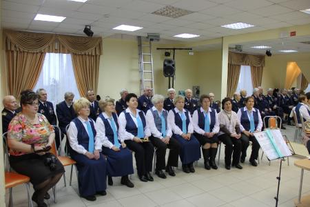 Лидер коммунистов республики Коми Олег Михайлов накануне праздника Великого Октября поздравил ветеранов