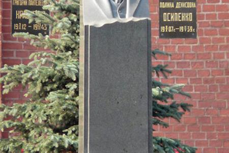 В честь 140-летия со дня рождения М.И. Калинина коммунисты возложили цветы к его могиле у Кремлевской стены