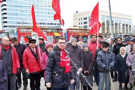 Татарстанское региональное отделение КПРФ отметило 98-ю годовщину Великой Октябрьской социалистической революции митингом и массовым шествием