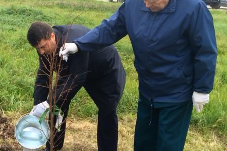 Олег Лебедев и главный лесничий СССР, Президент Союза лесоводов России академик РАН,  Анатолий Писаренко провели посадку деревьев