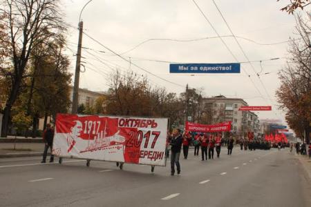 Республика Крым. Праздничная демонстрация в день Великого Октября в Симферополе