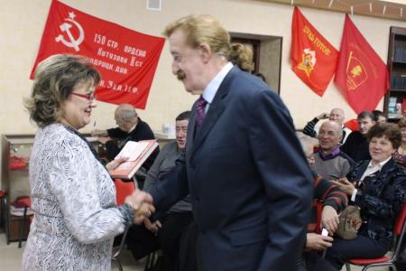 В Саратовском обкоме КПРФ состоялось торжественное собрание, посвящённое Дню матери