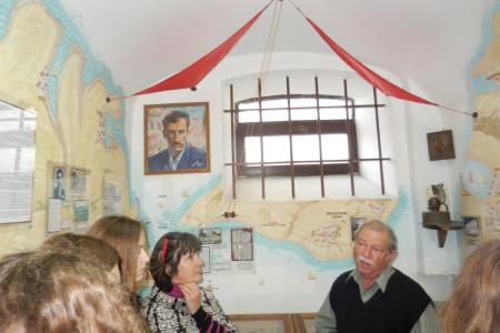 Севастопольские комсомольцы организовали экскурсию в одиночную камеру-музей, в которой содержался под стражей будущий писатель Александр Грин