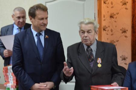 Нижний Новгород. Депутат-коммунист Госдумы А.П. Тарнаев встретился с "детьми войны" Канавинского района
