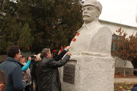 В Крыму прошёл автопробег в честь 95-й годовщины освобождения полуострова от белогвардейцев