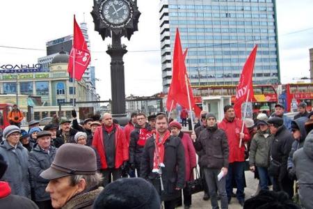 Татарстанское региональное отделение КПРФ отметило 98-ю годовщину Великой Октябрьской социалистической революции митингом и массовым шествием