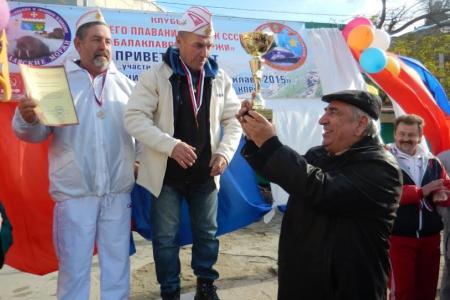 Севастопольские коммунисты провели фестиваль зимнего плавания, посвящённый 98-й годовщине Великой Октябрьской социалистической революции